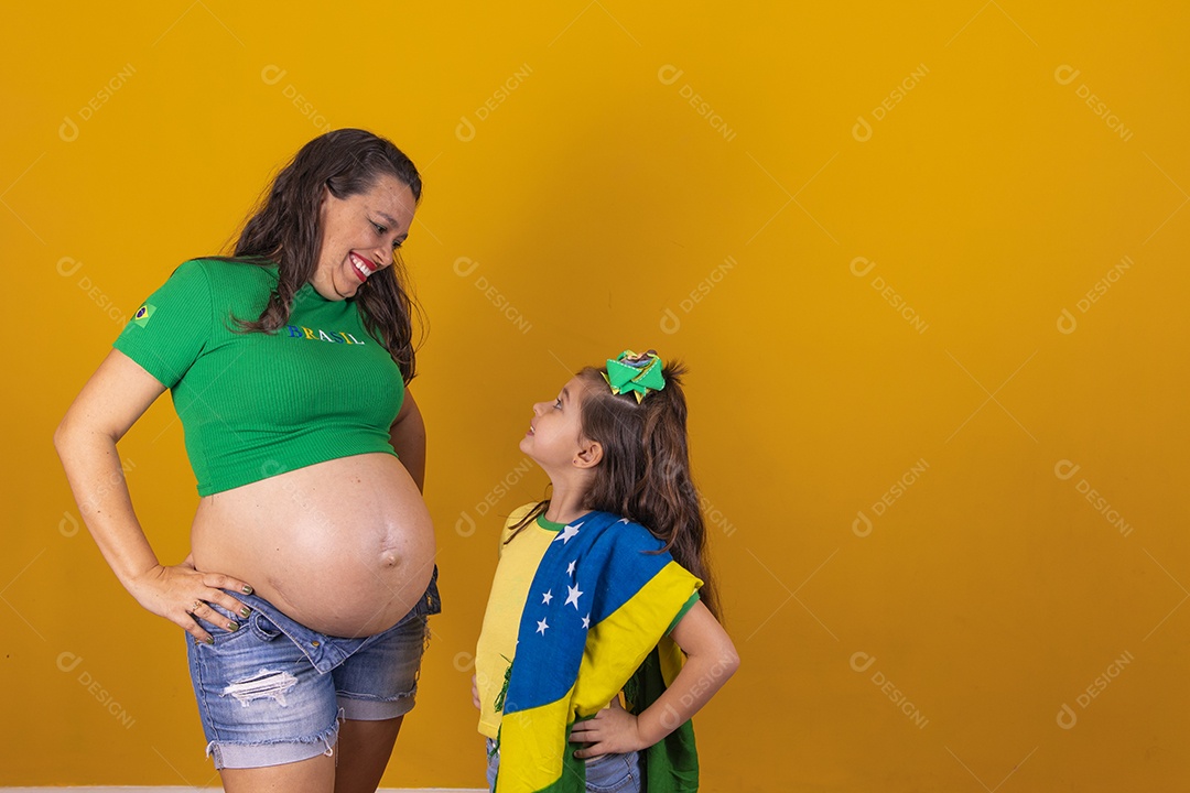 Mulher gravida ao lado de sua filha torcedoras do brasil