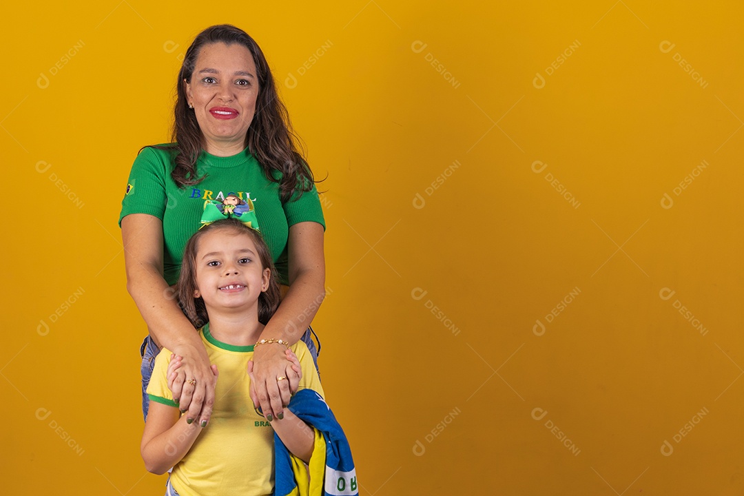 Mulher gravida ao lado de sua filha torcedoras do brasil