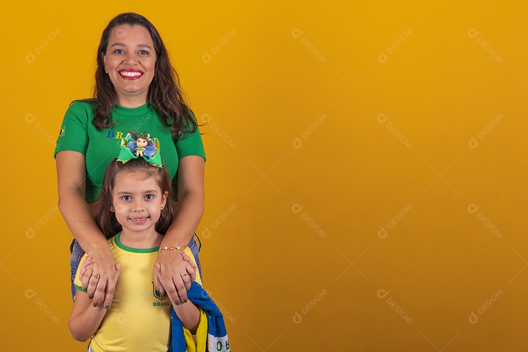 Mulher gravida ao lado de sua filha torcedoras do brasil