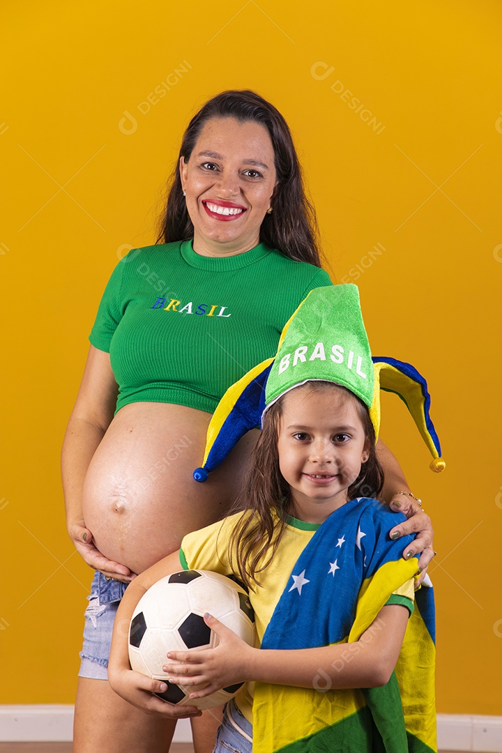 Mulher gravida ao lado de sua filha torcedoras do brasil