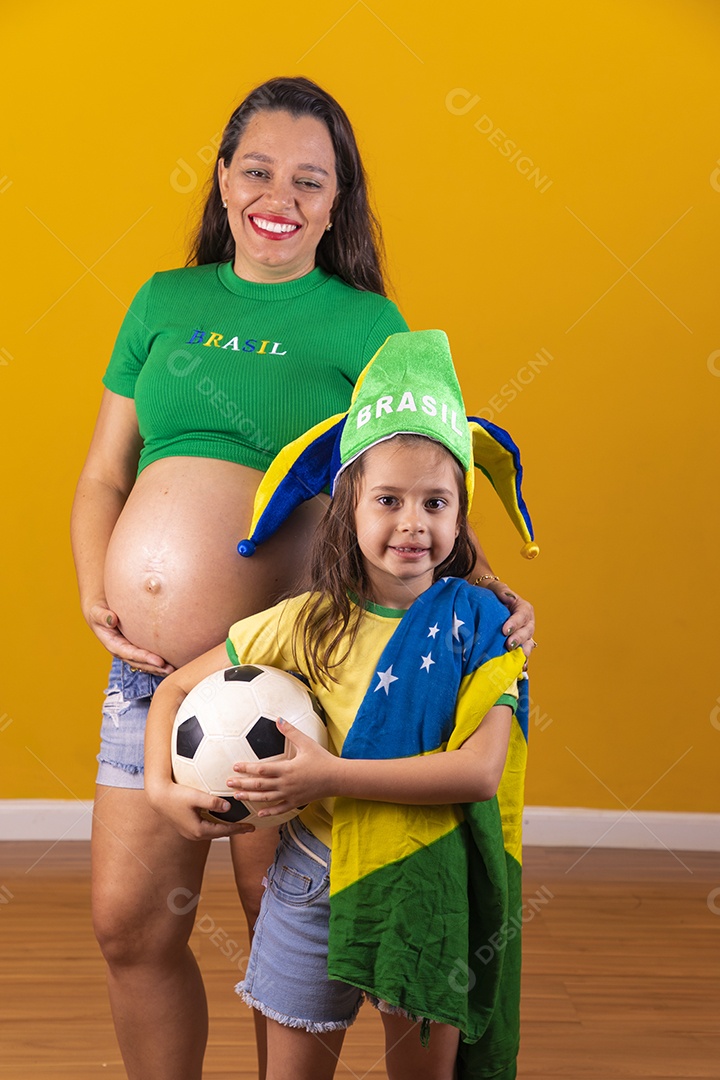 Mulher gravida ao lado de sua filha torcedoras do brasil