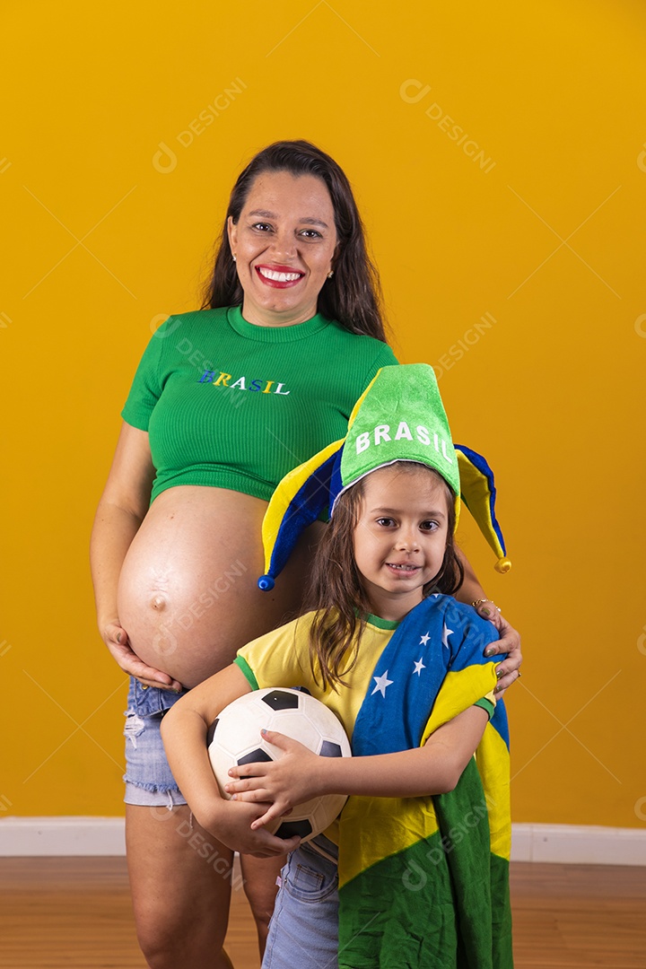 Mulher gravida ao lado de sua filha torcedoras do brasil