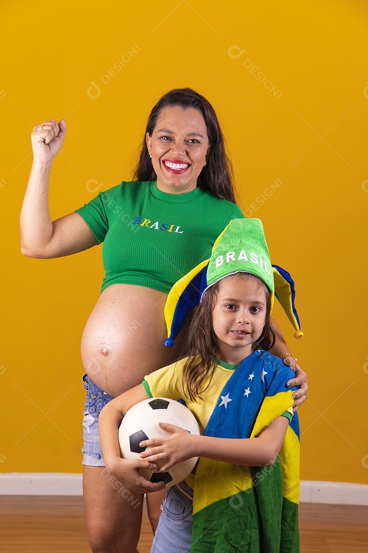 Mulher gravida ao lado de sua filha torcedoras do brasil