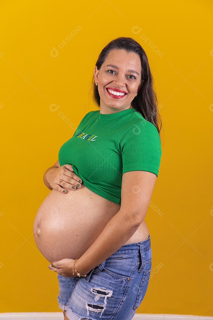 Linda mulher gravida usando camiseta do brasil