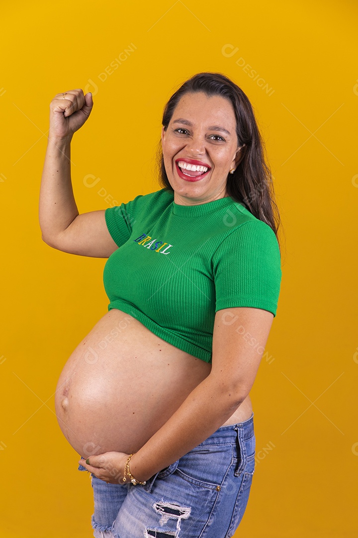 Linda mulher gravida usando camiseta do brasil