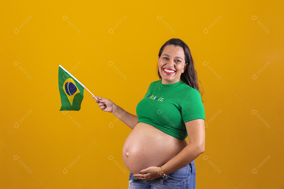 Linda mulher gravida usando camiseta do brasil