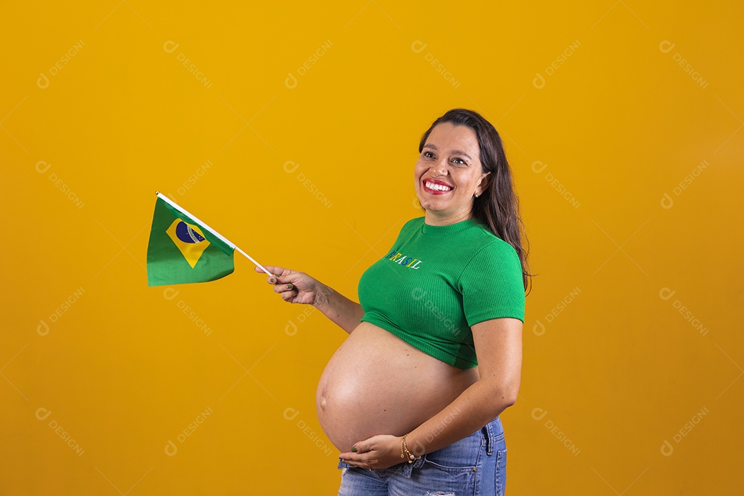 Linda mulher gravida usando camiseta do brasil