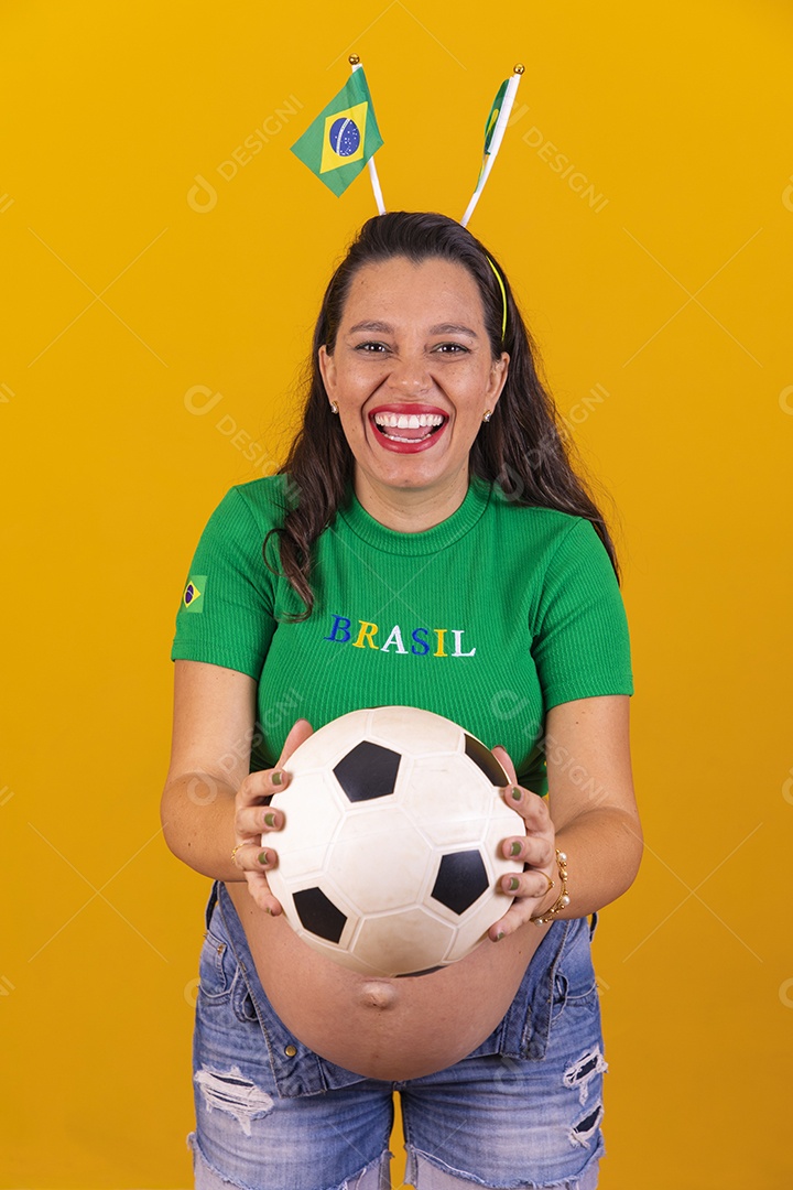 Linda mulher gravida usando camiseta do brasil