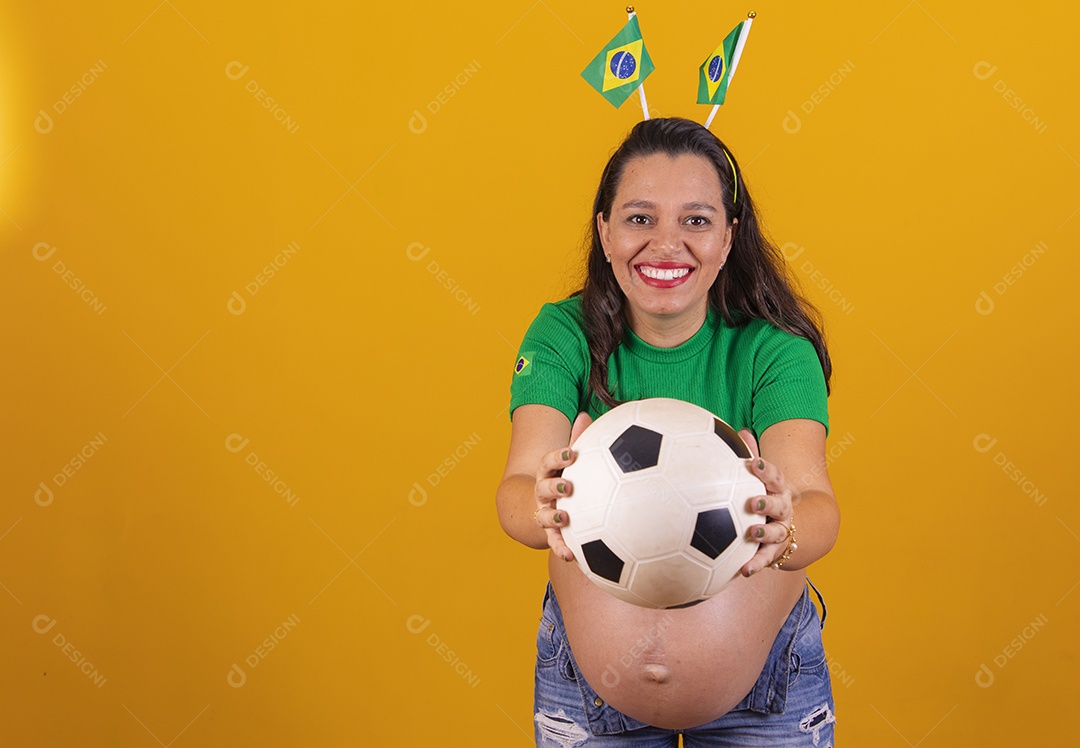 Linda mulher gravida usando camiseta do brasil