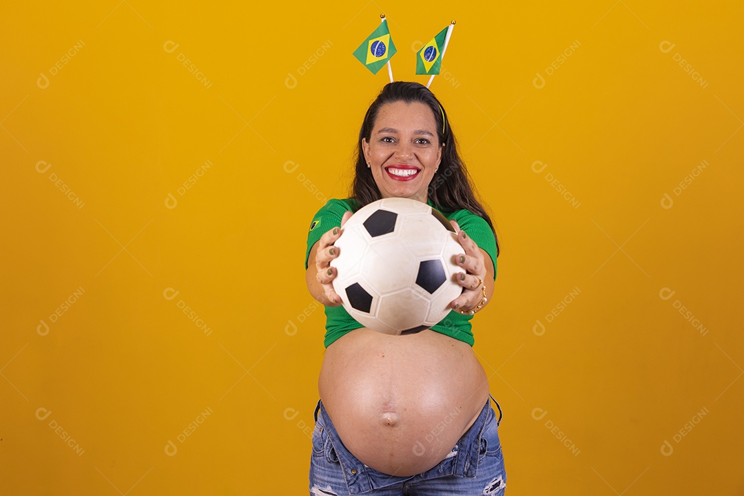 Linda mulher gravida usando camiseta do brasil