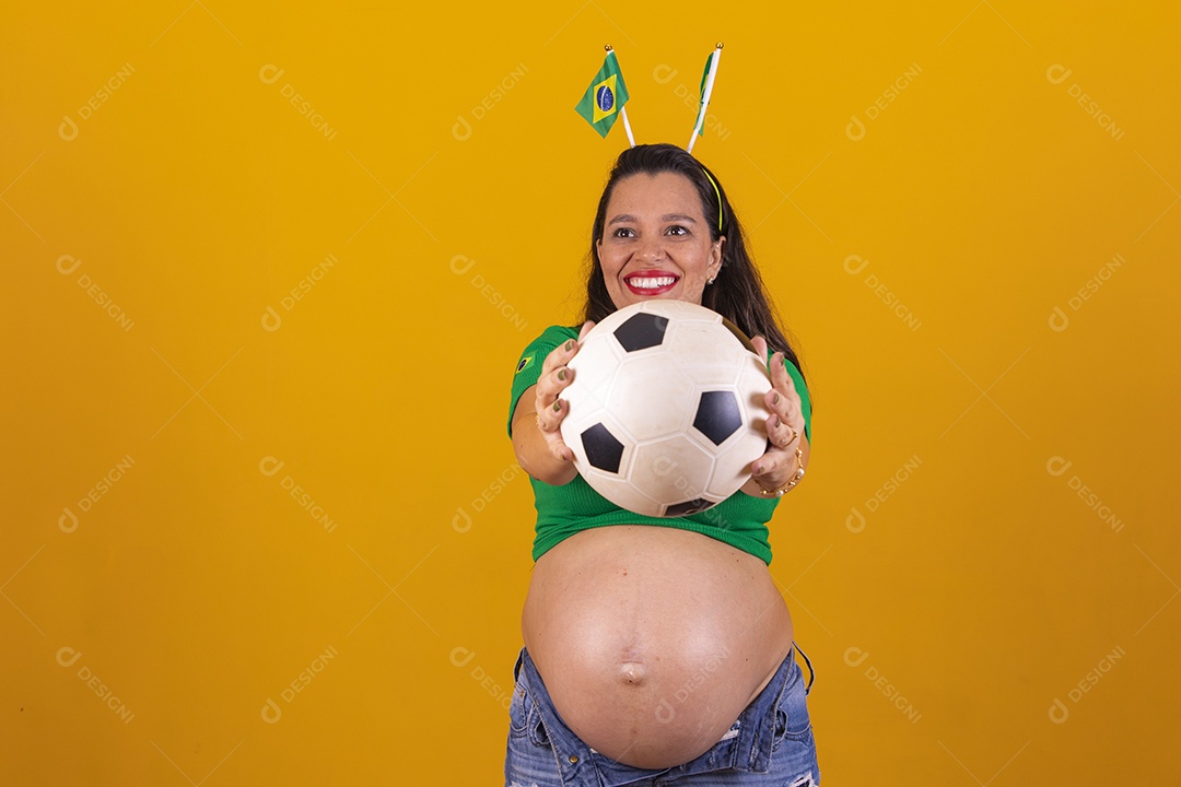 Linda mulher gravida usando camiseta do brasil