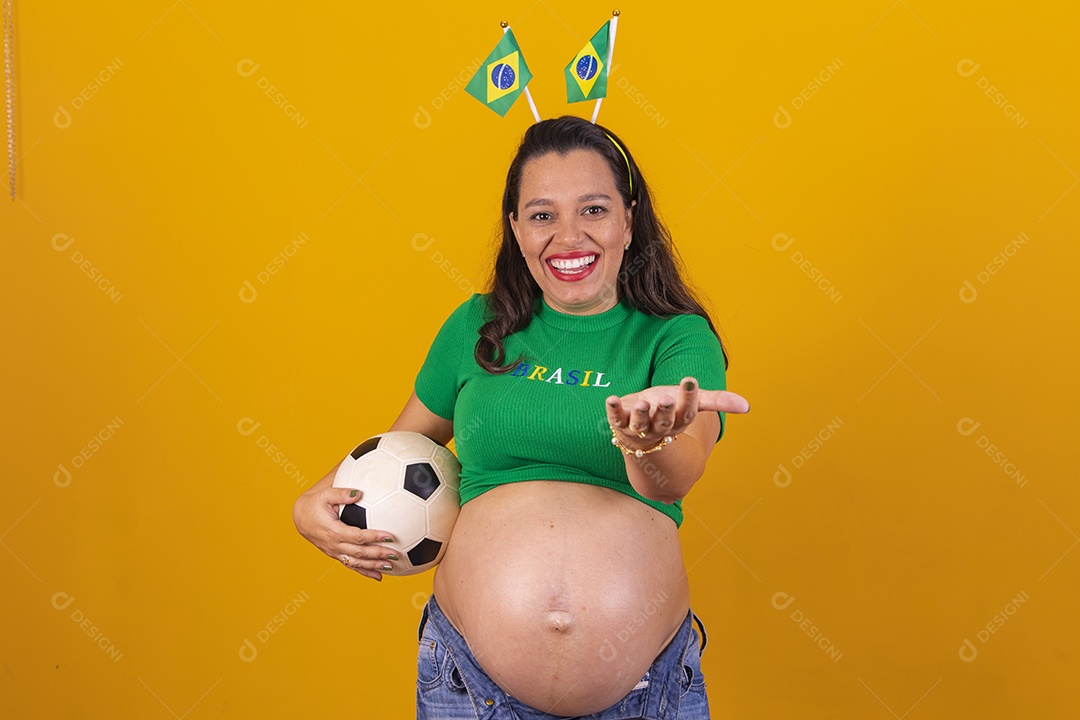 Linda mulher gravida usando camiseta do brasil