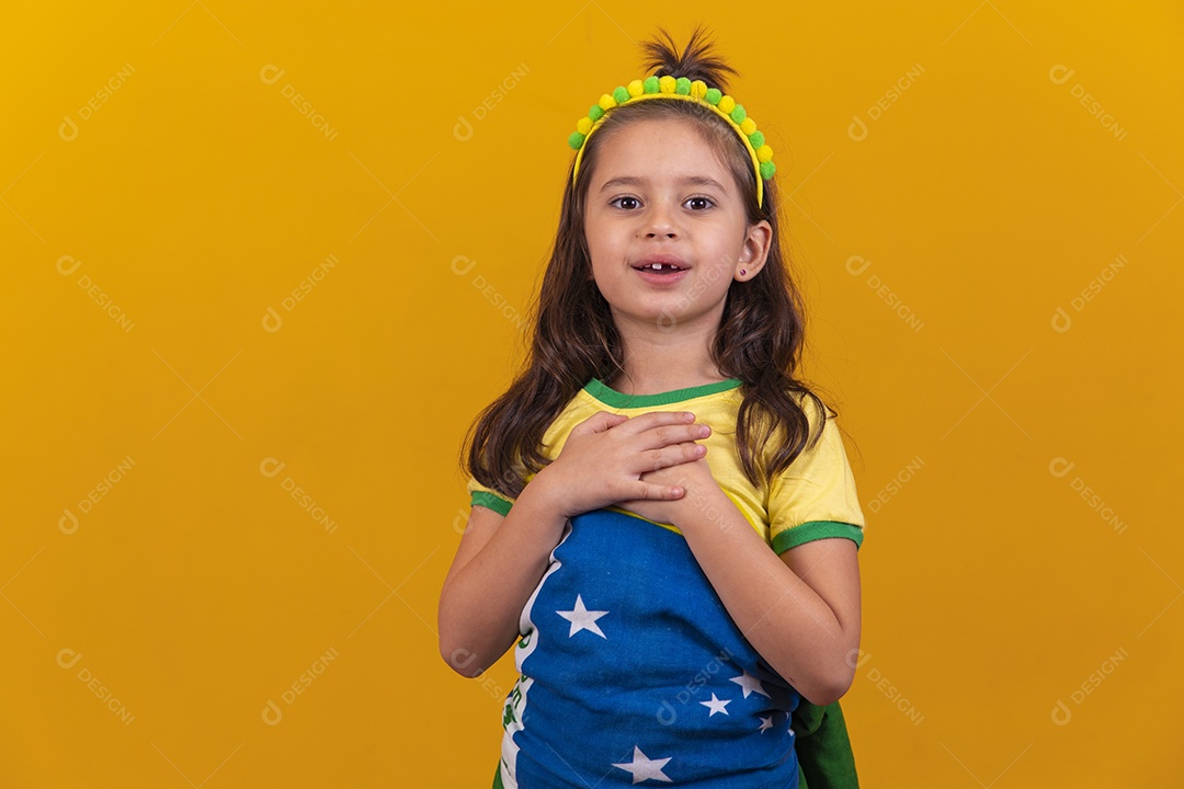 Linda menina criança torcedora do brasil Copa Do Mundo
