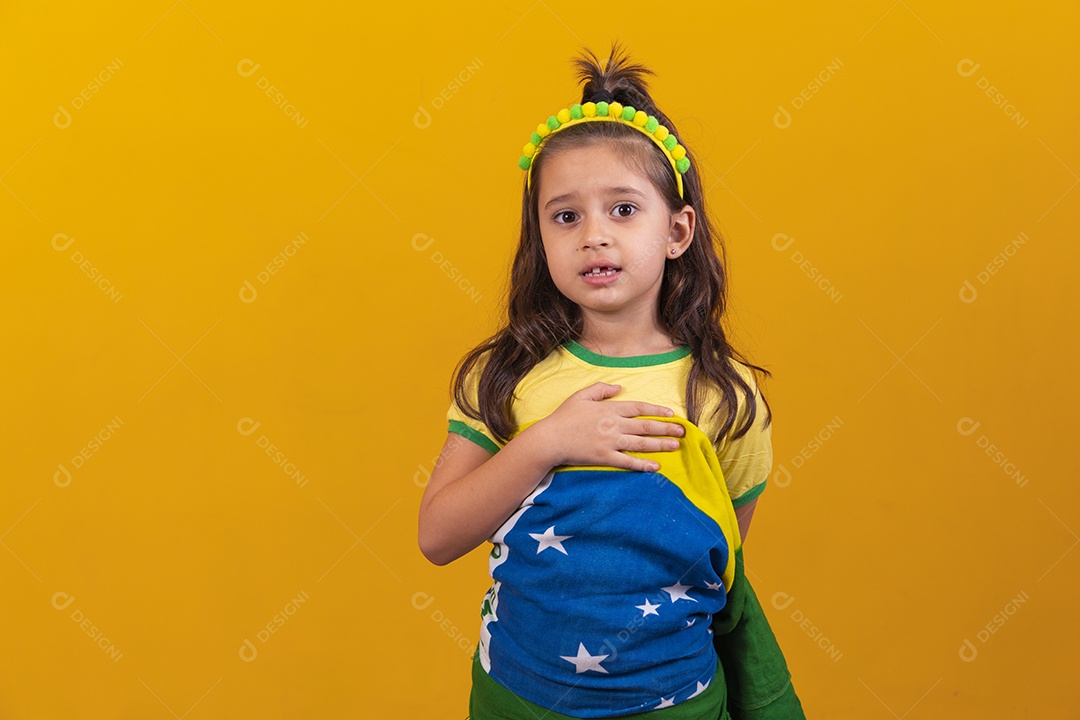 Linda menina criança torcedora do brasil Copa Do Mundo