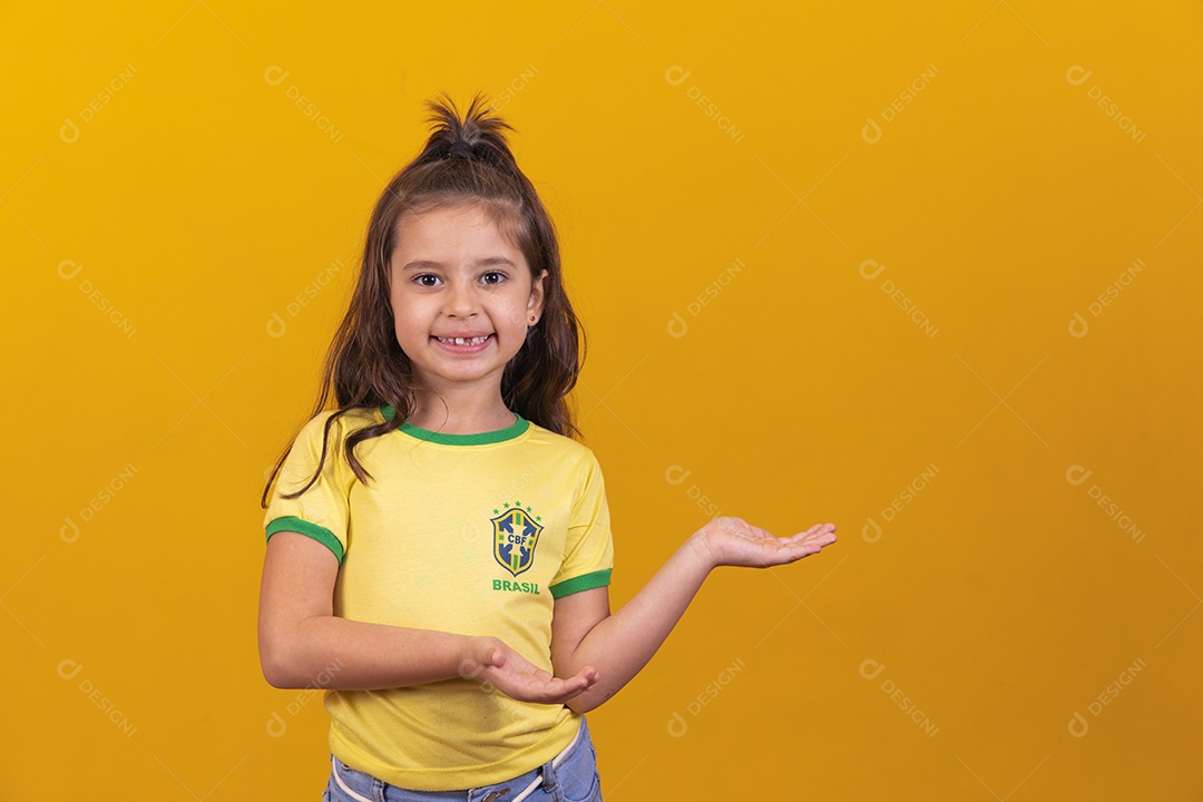 Linda menina criança torcedora do brasil Copa Do Mundo