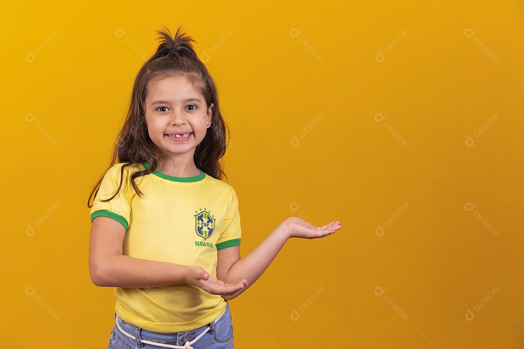 Linda menina criança torcedora do brasil Copa Do Mundo