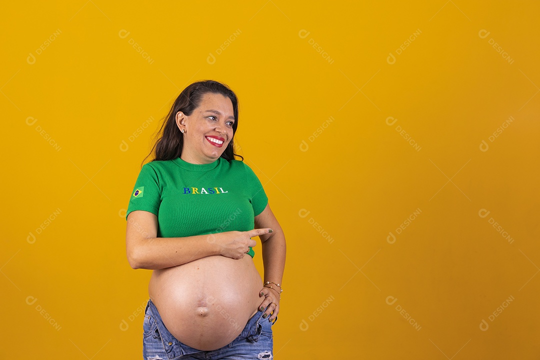 Linda mulher gravida torcedora usando camiseta do brasil