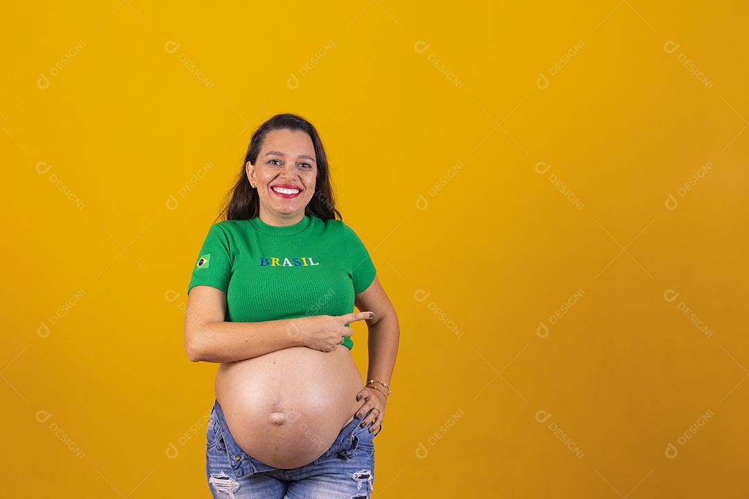 Linda mulher gravida torcedora usando camiseta do brasil