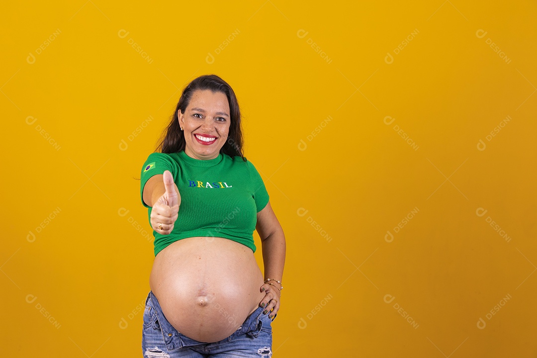 Linda mulher gravida torcedora usando camiseta do brasil