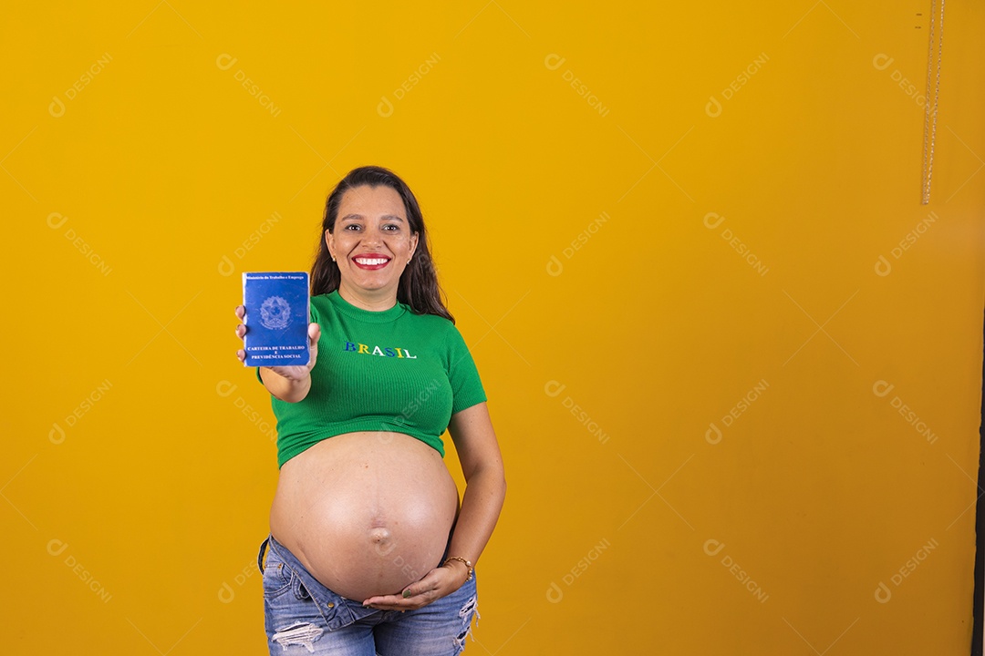 Linda mulher gravida torcedora brasileira segurando carteira de trabalho