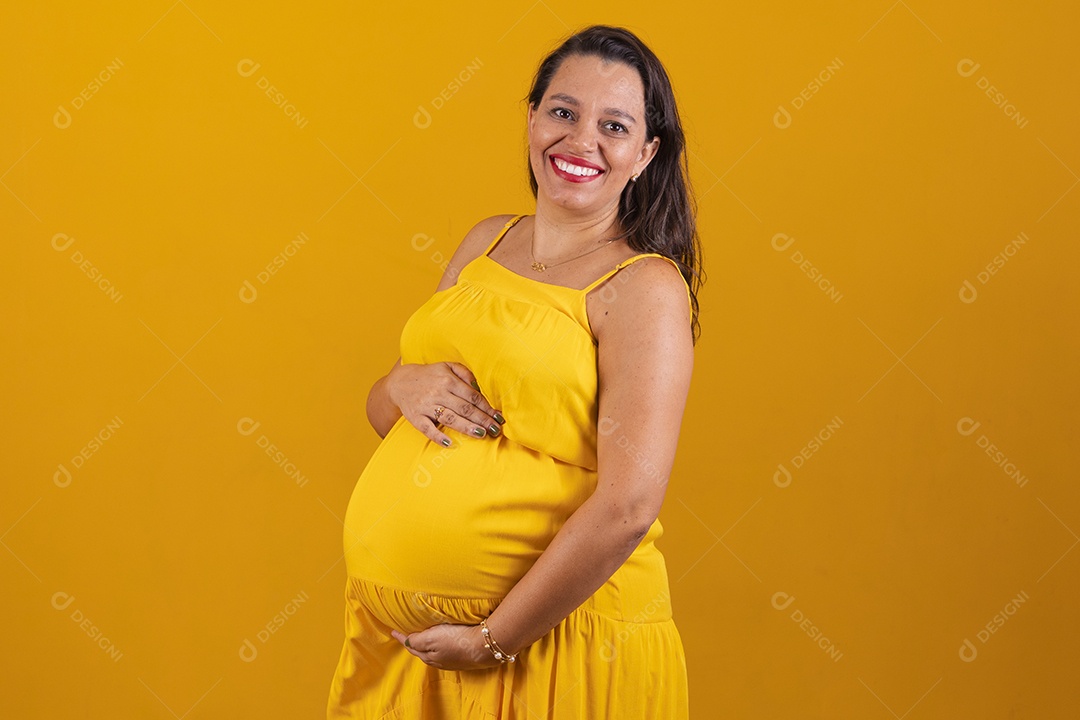 Linda mulher torcedora gravida usando camiseta do brasil