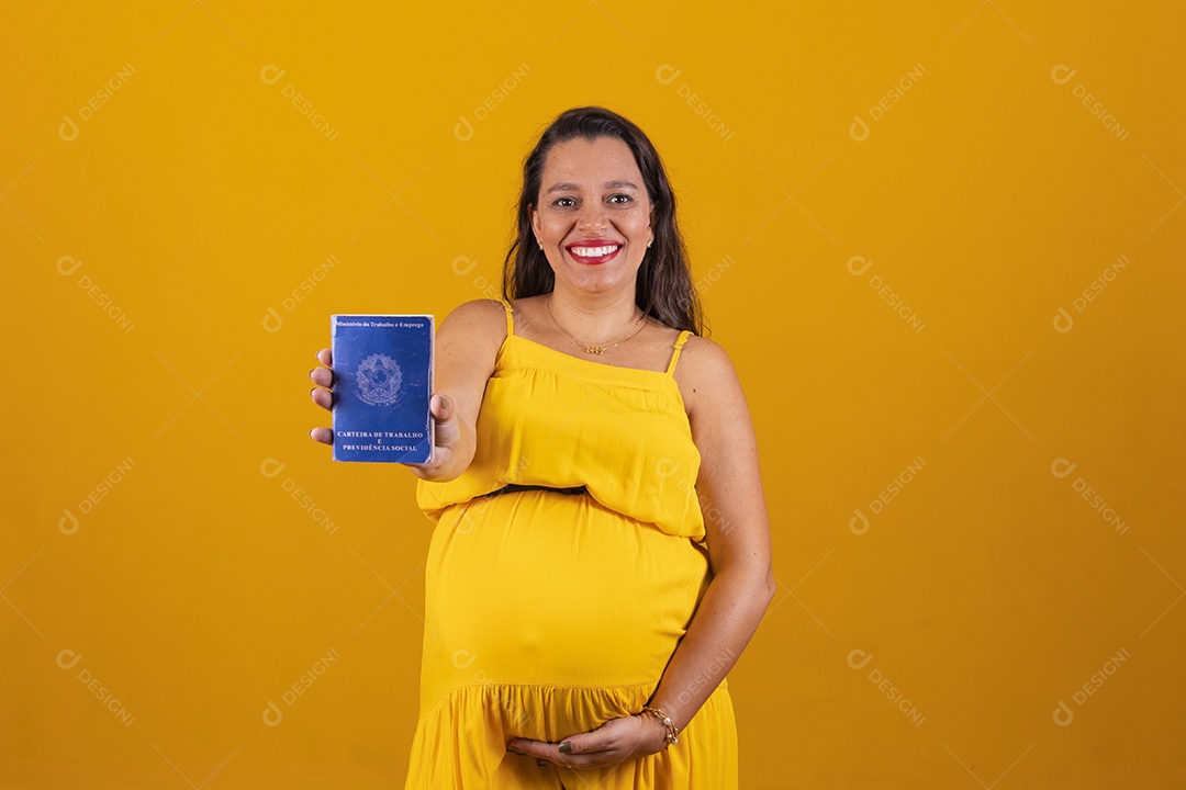 Mulher gestante usando vestido amarelo segurando uma carteira de trabalho, temática copa do mundo