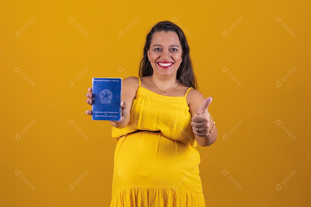 Mulher gestante usando vestido amarelo segurando uma carteira de trabalho, temática copa do mundo