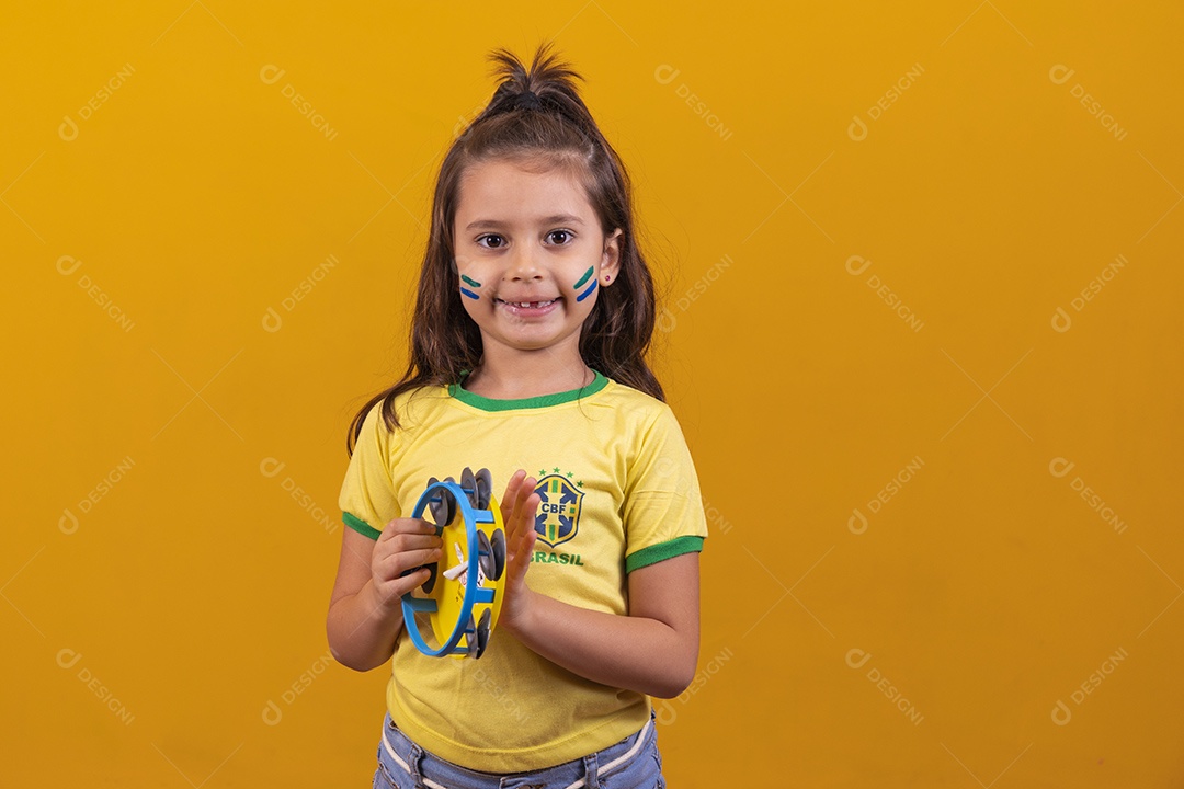 Menina vestida com camiseta do Brasil, Torcedora