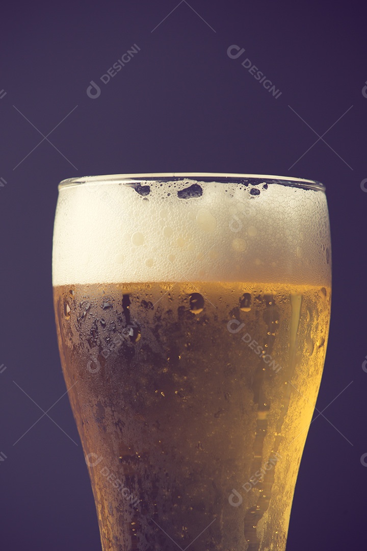 Copo de cerveja light em fundo preto