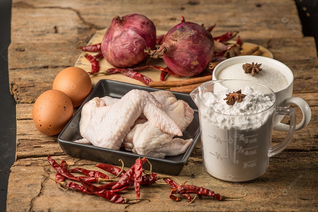 Asas de frango com especiarias - pronto para cozinhar cor vintage