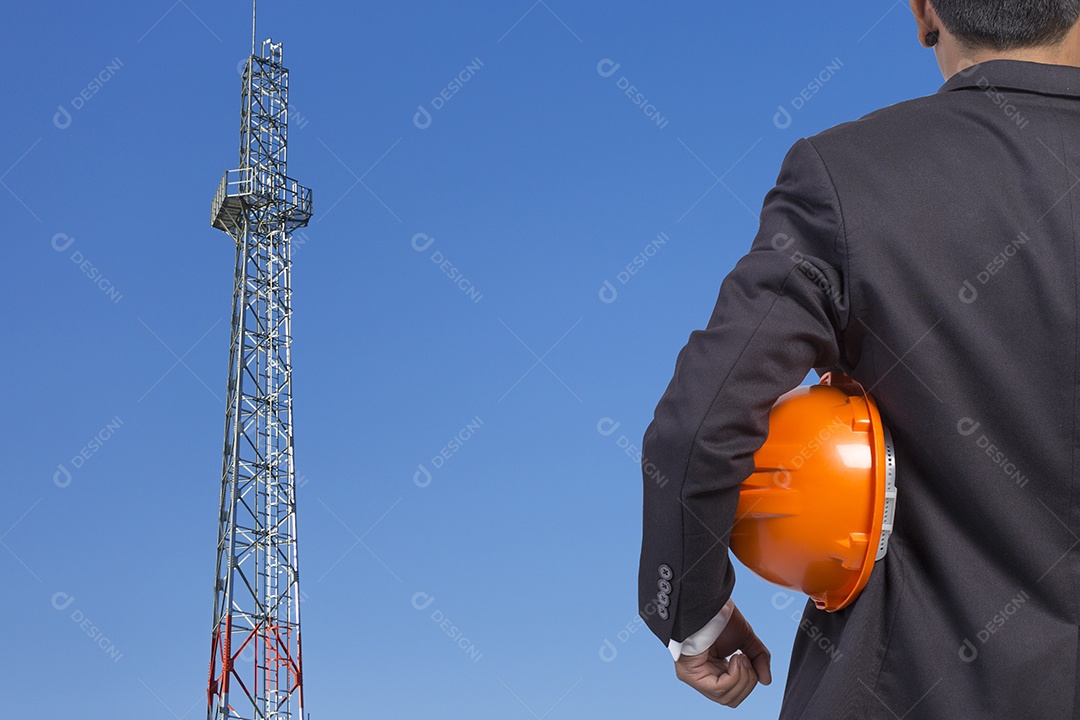 Engenheiro segurando capacete laranja para segurança dos trabalhadores em contrução.