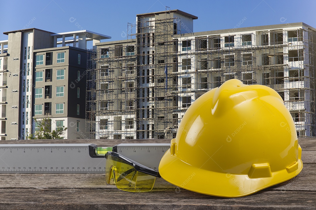 Plano de mesa de trabalho de engenheiro no canteiro de obras.