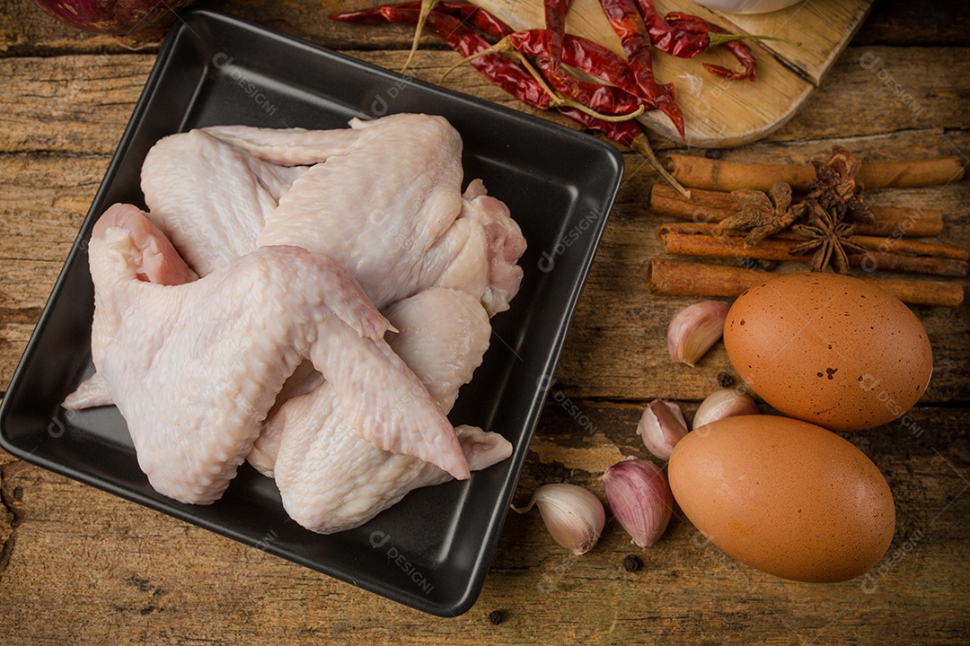 Asas de frango com especiarias - pronto para cozinhar.