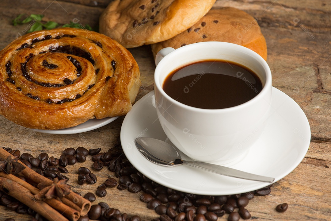 Xícara de café em uma tábua de madeira e biscoitos.