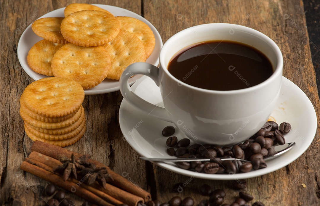 Xícara de café em uma tábua de madeira e biscoitos.