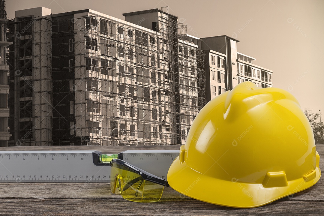 Plano de mesa de trabalho de engenheiro no canteiro de obras.