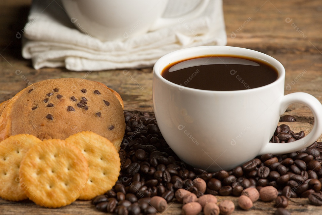 Xícara de café em uma tábua de madeira e biscoitos.