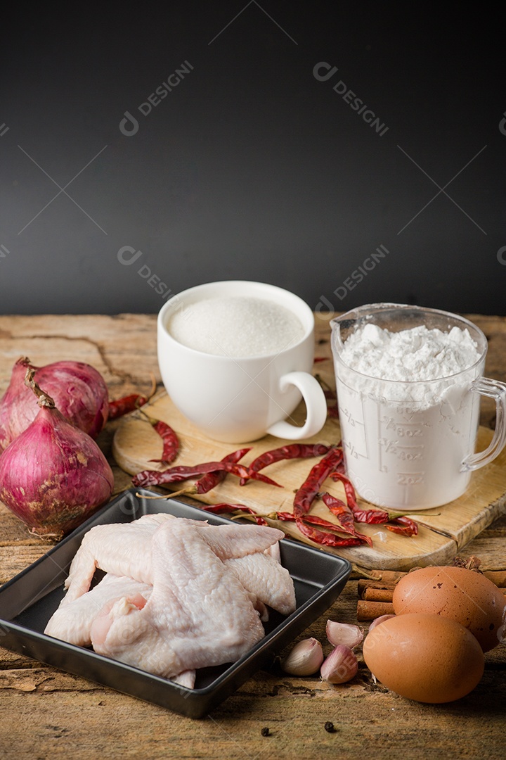 Asas de frango com especiarias - pronto para cozinhar.