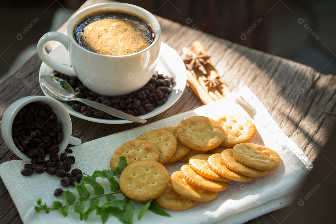 Xícara de café em uma tábua de madeira e biscoitos
