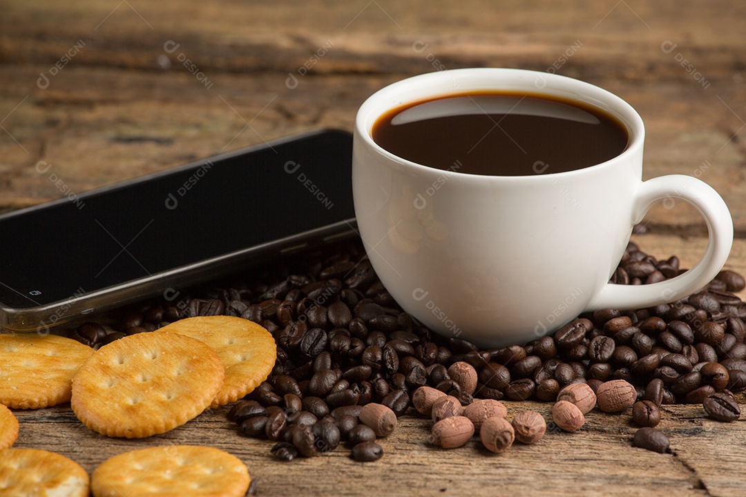 Xícara de café em uma tábua de madeira e biscoitos