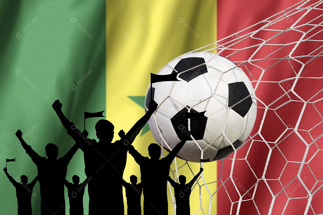Silhuetas de fãs de futebol com bandeira do Senegal. Conceito de torcida.