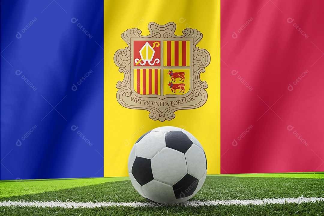 Bandeira andorrana e a bola de futebol na grama verde