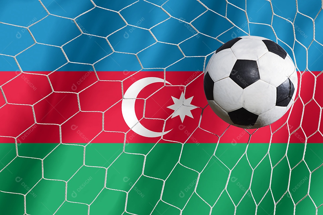 Bola de futebol e a bandeira nacional do Azerbaijão estão na grama verde