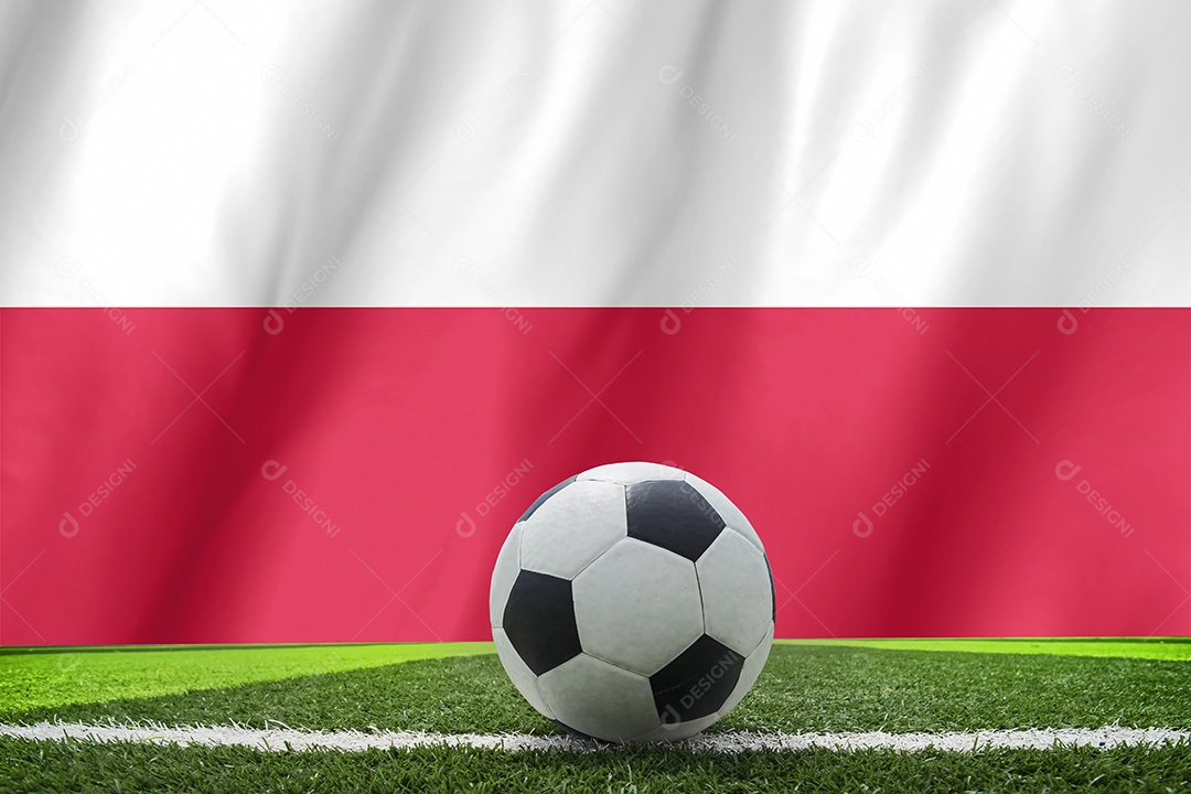 Bola de futebol e a bandeira nacional da Polônia estão na grama verde