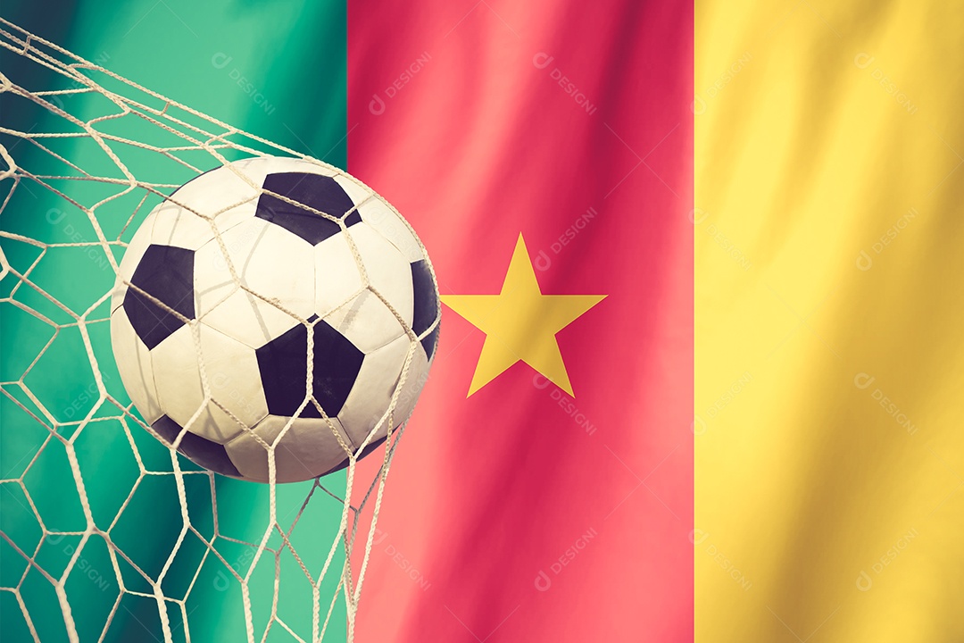 Bola salta da bandeira dos Camarões, onde o futebol é uma nação.