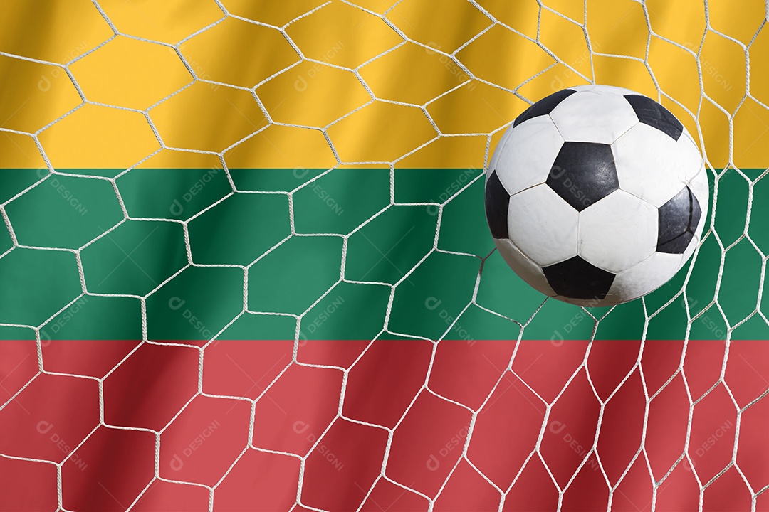 Bandeira da Lituânia e bola de futebol, futebol na rede do gol.