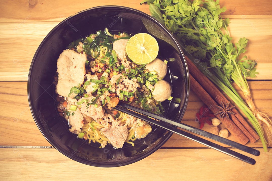 Macarrão de porco estilo asiático na sopa.