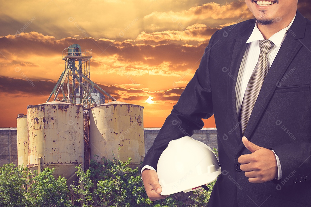 Engenheiro segurando o capacete para trabalhar na base do edifício construção.