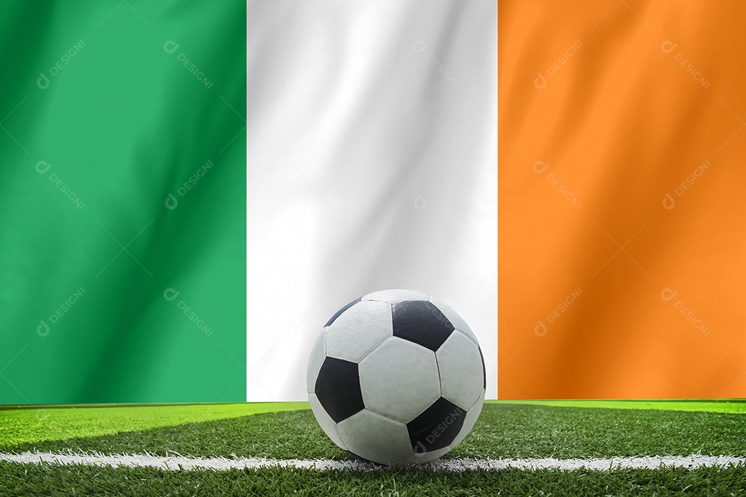 Bola de futebol e bandeira nacional da Irlanda.