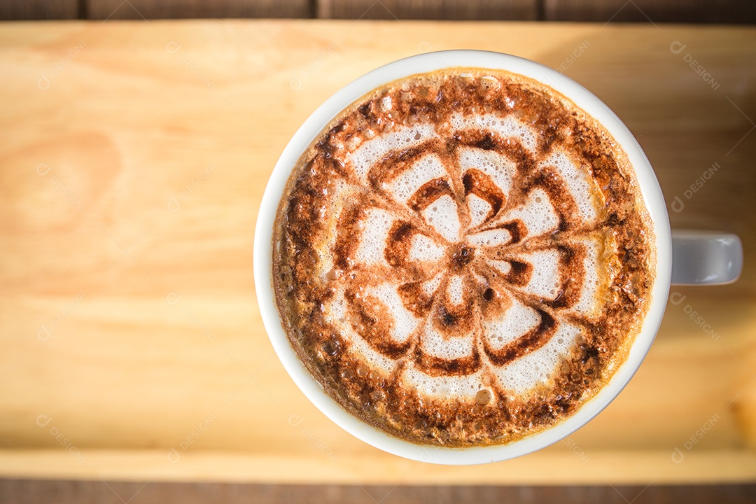 Uma arte de café com leite na mesa de madeira.